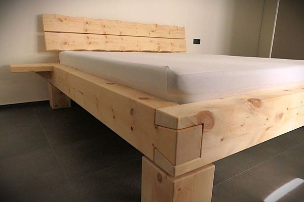 Massivholzbett 180x200 cm aus naturbelassener Zirbe mit schlichtem, modernem Design und handwerklicher Verbindungsdetails