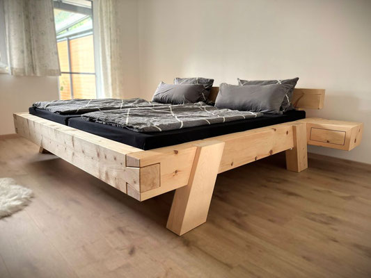 Maßgeschneidertes Bett aus Zirbe und Nachttische mit Schubladen, modernes Design