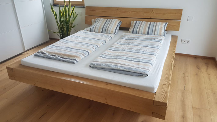 Schwebebalkenbett Fichte massiv – modernes Design