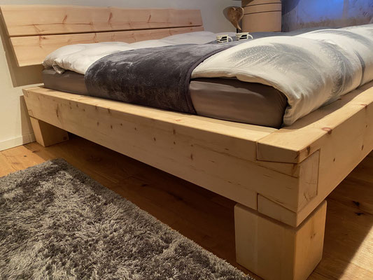 Balkenbett aus Zirbenholz mit Kopfteil aus Bretter