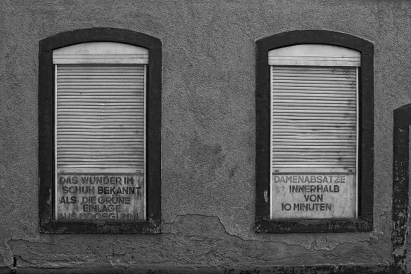 Werbefenster eines früheren Geschäfts in Landau