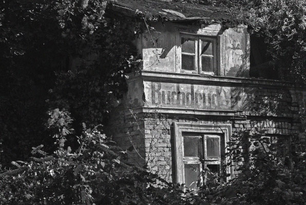 Verfallenes Firmengebäude auf der Insel Rügen