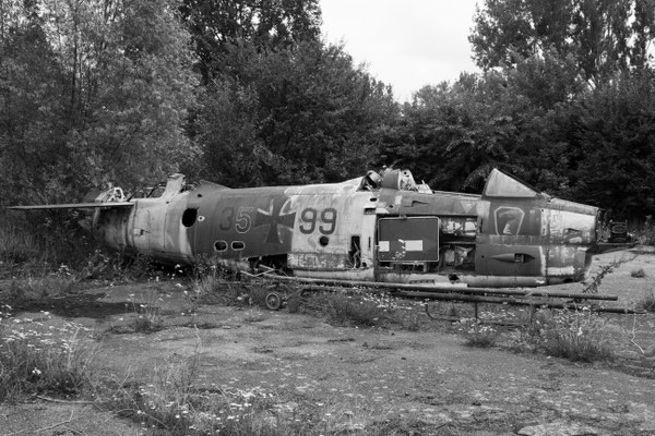 Abgelegenes Flugzeugwrak in der Nähe eines ehemaligen Militärflugplatzes in Mecklenburg