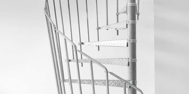 Bucher Treppen - moderne Treppenherstellung mit Präzision - Baustellentreppe aus Metall. Detail Aufstieg.