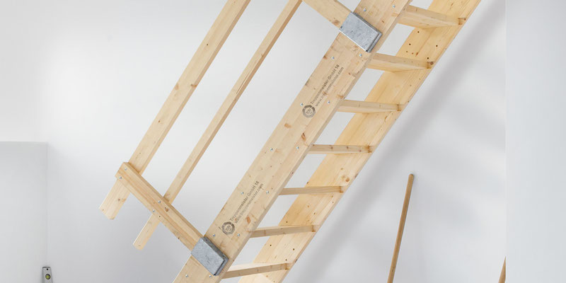 Bucher Treppen - moderne Treppenherstellung mit Präzision - Baustellentreppe aus Holz. Detail Anstieg mit Geländer.