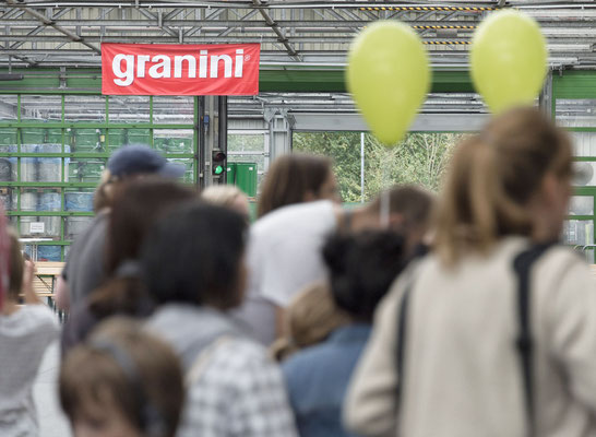 PR-Foto vom Tag der offenen Tür bei Eckes Granini, Schriftzug Granini über den Köpfen der Besucher