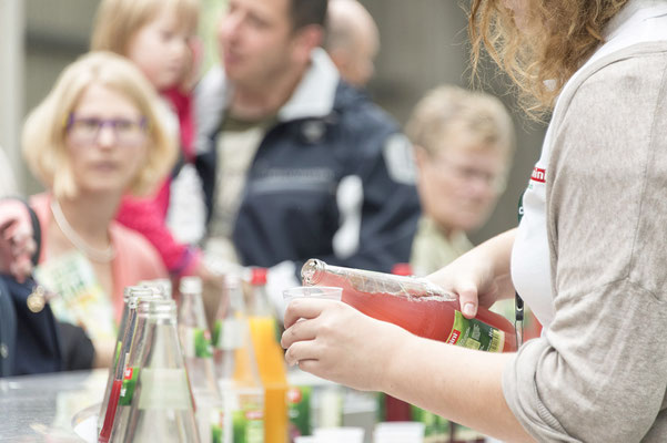PR-Foto von der Veranstaltung Tag der offenen Tür bei Eckes Granini, Saftausschank zum Probieren