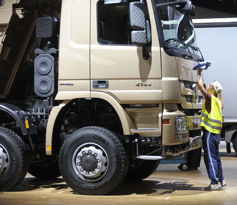 PR-Foto eines Mannes, der auf der Hannover Messe Nutzfahrzeuge einen LKW putzt