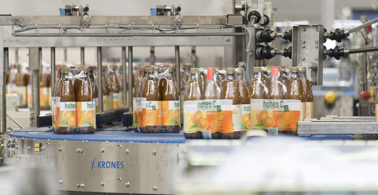 PR-Foto von der Veranstaltung Tag der offenen Tür bei Eckes Granini, Hohes C Orangensaft wird in der Produktion verpackt