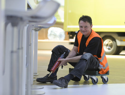 PR-Foto eines Mannes mit einer Silikonpistole auf der Hannover Messe Nutzfahrzeuge