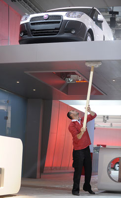 PR-Foto eines Mannes, der auf der Hannover Messe Nutzfahrzeuge eine Zwischendecke des Messestandes reinigt