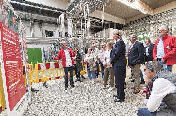 PR-Foto von der Veranstaltung Tag der offenen Tür bei Eckes Granini, eine Gruppe beim Rundgang durch die Produktion