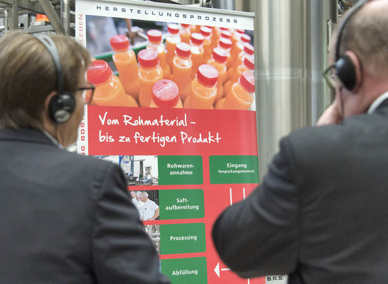 PR-Foto von der Veranstaltung Tag der offenen Tür bei Eckes Granini, zwei Männer beim Rundgang durch die Produktion