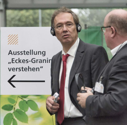 PR-Foto von der Veranstaltung Tag der offenen Tür bei Eckes Granini, zwei Männer beim Rundgang durch die Produktion