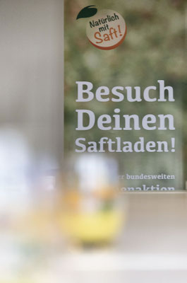 PR-Foto vom Plaket für den Tag der offenen Tür bei Eckes Granini