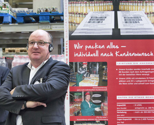 PR-Foto von der Veranstaltung Tag der offenen Tür bei Eckes Granini, ein Mann mit Audioführung beim Rundgang durch die Produktion