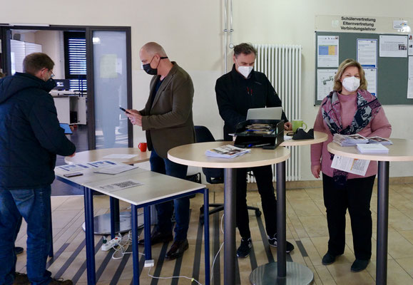 Empfang, von links Besucher, Organisator Holger Gerlach, Lehrer Uwe Bingel, Verwaltungsleiterin Claudia Hahn