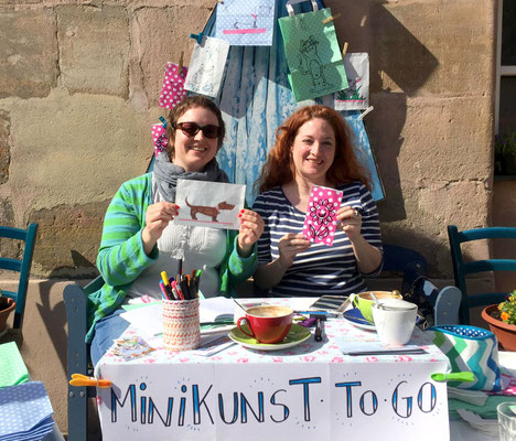 Minikunst to go, Therese Hein (links), Carola Giese