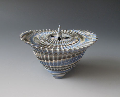 “Thorn”neriage(marbleized) incense burner with carved pleated surface 　16.4㎝*10.7(㎝/H)　