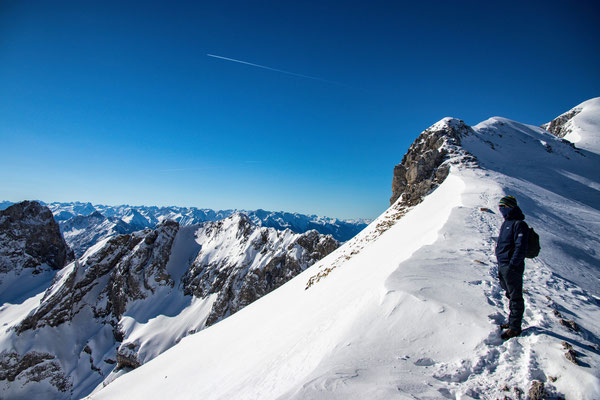 Ausblick über die winterliche Alpenlandschaft