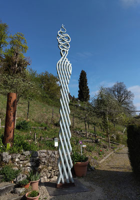 Frieden, 2015, 50 x 15 x 480 cm, Eschenholz, Ölfarbe
