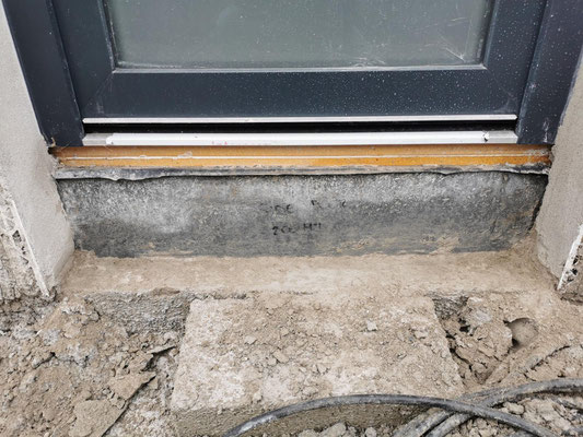 Triotherm as thermal break for an entrance door, sitting on the subfloor.