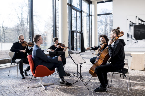 Orchester_im_Treppenhaus Foto: Moritz_Küstner 