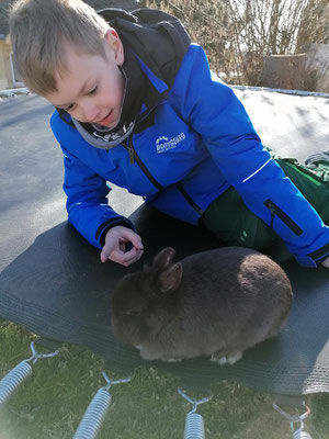 Johannes mit Hanni beim Trampolinchillen