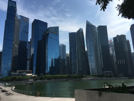 Skyline - Wolkenkratzer - Merlion Park Jetty - Singapur - travelumdiewelt.de