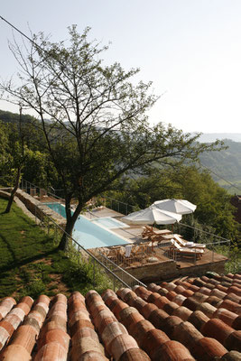 Bild von der oberen Terrasse auf den Pool 