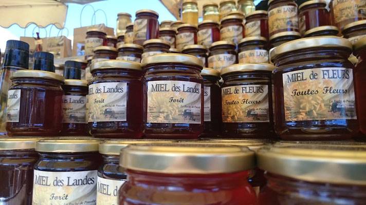 ©La Ruche de Pinsolle / Pots de miels sur stand de marché / Marché de Vieux-Boucau 2015 / www.laruchedepinsolle.com