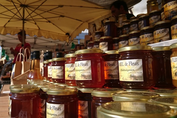 ©La Ruche de Pinsolle / Pots de miels sur stand de marché / Marché de Vieux-Boucau 2015 / www.laruchedepinsolle.com
