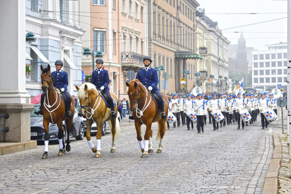 Parade in der Pohjoisesplanadi-Straße