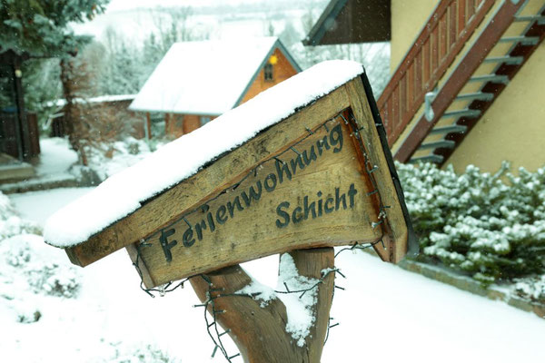 Wegweiser an der Einfahrt zum Grundstück