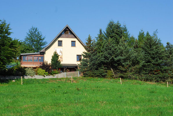 Blick zum Ferienhaus von den Wiesen aus  - Sommer