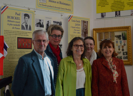 Mr le Maire de Sagy Denis Parisot avec Caroline Pelletier, Brigitte Lemaine, à l'arrière Marie-Hélène Bosland et Mary des bénévoles du Musée