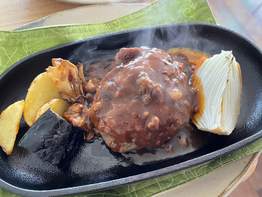 特選飛騨牛のこだわりハンバーグ（ご飯・玉葱スープ・サラダ付）