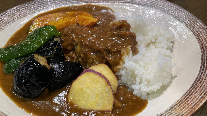 すじ肉カレー（サラダ・玉葱スープ付）