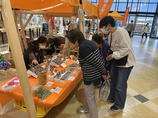 ワイプラザ輪島店の一角の「出張輪島朝市」で買い物