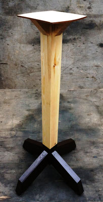 Основание столба деревянной кормушки для птиц первой модели.