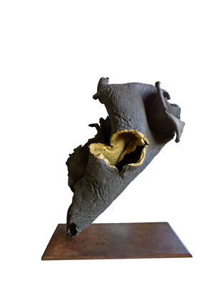 Bulle de lave, grès brut, peinture acrylique dorée, sur socle acier
