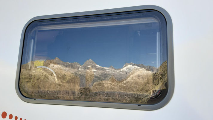 die Berge spiegeln sich im Fenster vom RV