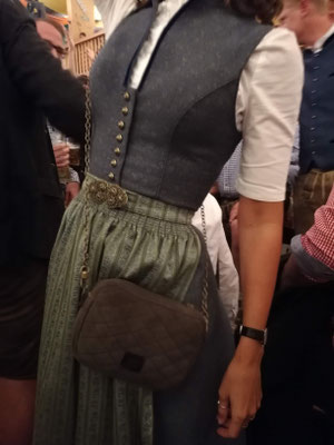 Wiesndascher/Handtasche mit Rautensteppung. aus Hirschleder