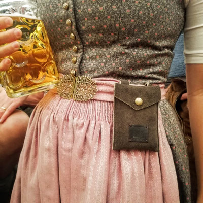 Lederetui an Dirndlschürze