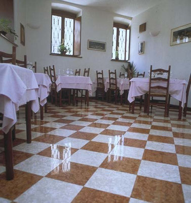 Pavimento in marmo Rosso Verona e Botticino lucido