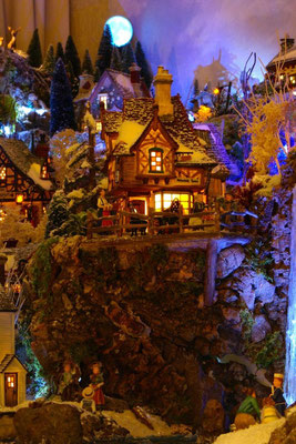 Village Noël/Christmas Village 2013, la nuit: Une auberge surplombant le paysage