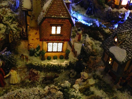 Village Noël/Christmas Village 2013, la nuit: Chien et curé à vélo