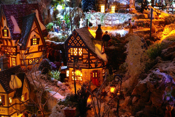 Village Noël/Christmas Village 2013, la nuit: Fin de la journée chez le marchand de vin