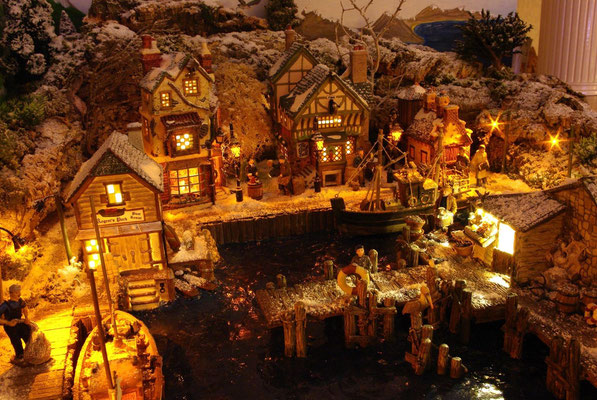 Village Noël/Christmas Village 2013, la nuit: Les quais du petit port