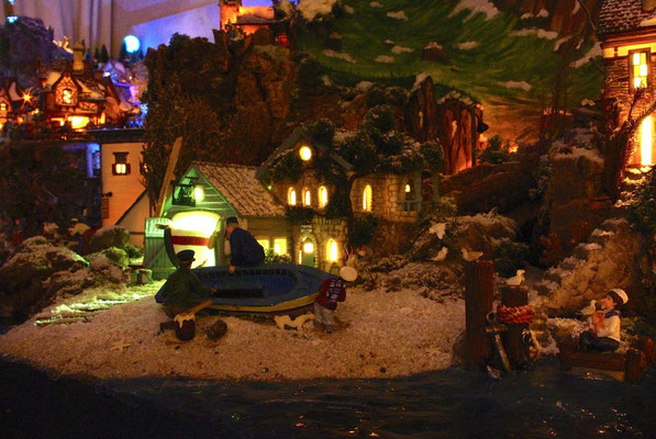 Village Noël/Christmas Village 2013, la nuit: Une barque à repeindre